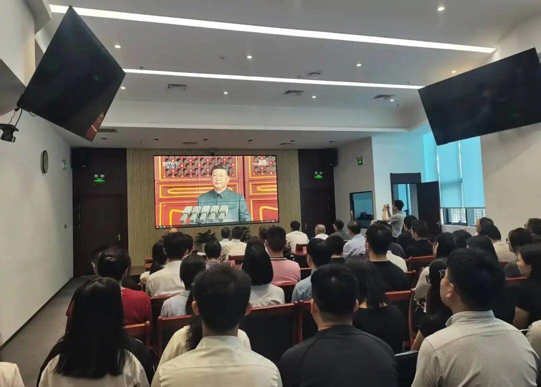 EV扑克集团组织干部职工集中寓目“纪念中国人民抗日战争暨天下反法西斯战争胜利80周年大会”现场直播