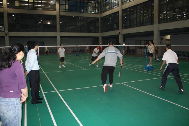 EV扑克集团举行第一届羽毛球角逐