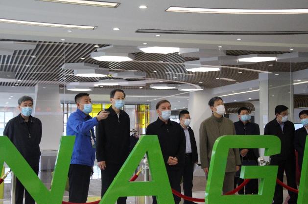 天下人大常委会副委员长艾力更?依明巴海到EV扑克通州项目开展科普法执法检查